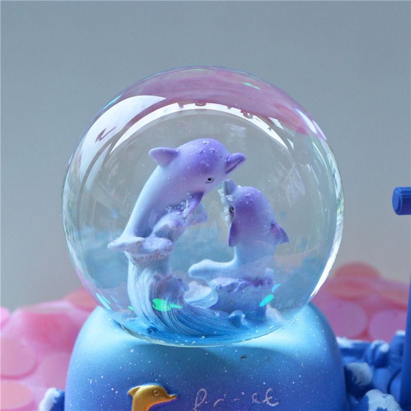 Snow Globe Musical - Kryształowa kulka z delfinem, zapewniająca efekt